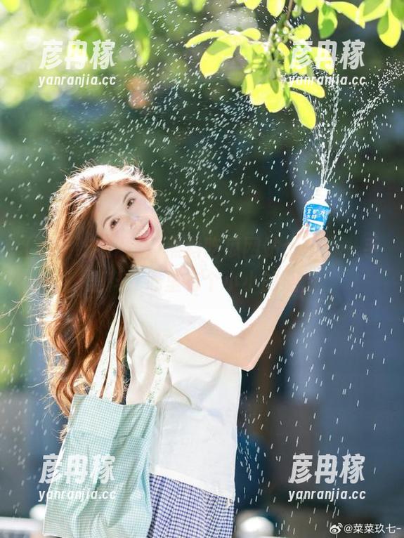 黑料吃瓜网站 黑料吃瓜网站app:一手黑料,心里有个小小的期待