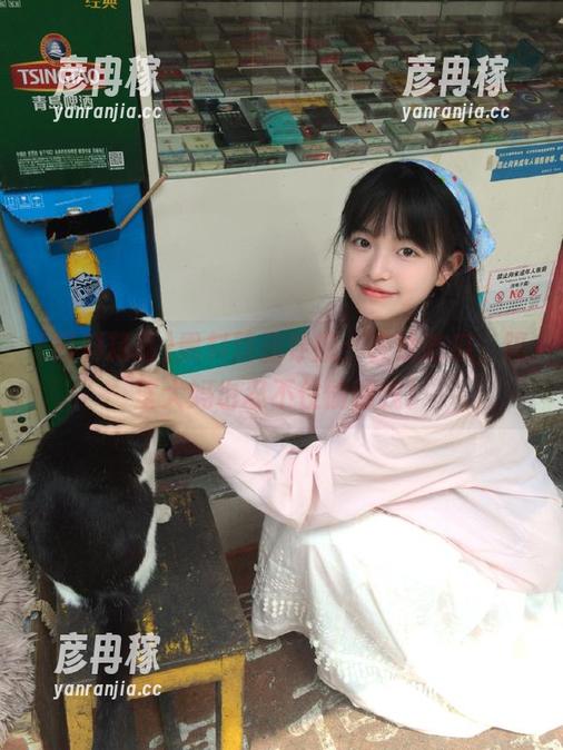 黑料精品导航：在线吃瓜，隔壁大妈也忍不住偷瞄我！